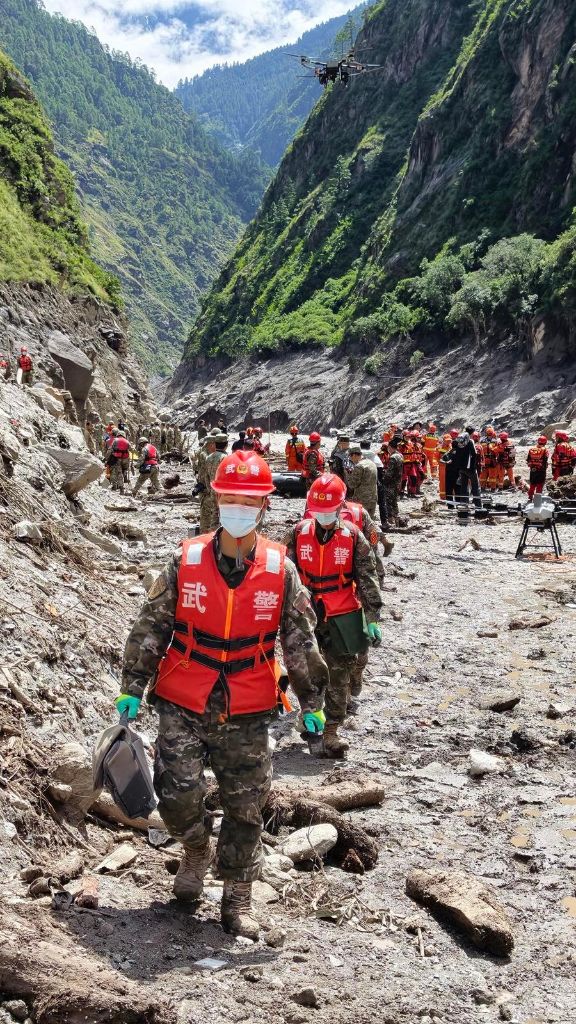 Rescuers from the People's Armed Police Force carry out search and rescue work near Gyirong Port in Gyirong County, in Xigaze, southwest China's Xizang Autonomous Region, Aug. 28, 2026. (Photo by Sun Chongfeng/Xinhua)