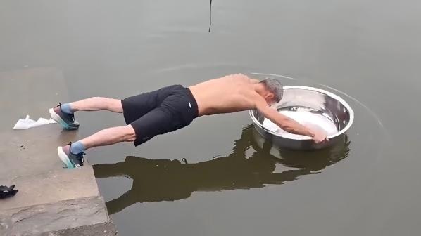 Viral fitness trick: Elderly man uses stainless‑steel basin as ab roller