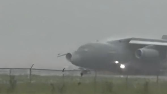 Emergency humanitarian aid and DNA experts from China delivered to Nepal by Y-20 in heavy rain