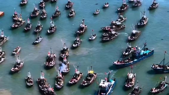 Fishing boats head out to sea as summer fishing ban lifts in north China waters