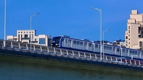 Chongqing light rail winds through the "8D magic city"