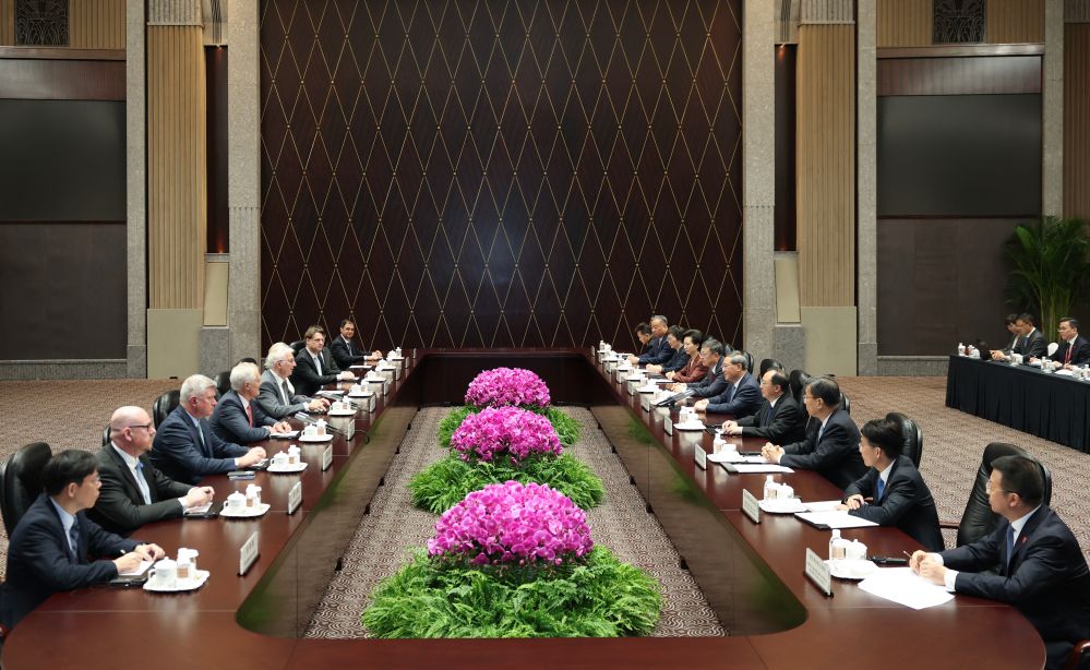 Chinese Premier Li Qiang meets with President of WorldSkills International Francis Hourant and CEO of the WorldSkills International David Hoey in east China's Shanghai, Sept. 22, 2026. Hourant and Hoey are here to attend the 48th WorldSkills Competition. (Xinhua/Huang Jingwen)