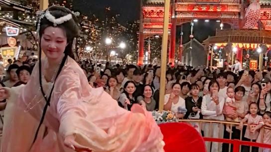 Playful roly-poly dancer charms visitors in Tangshan