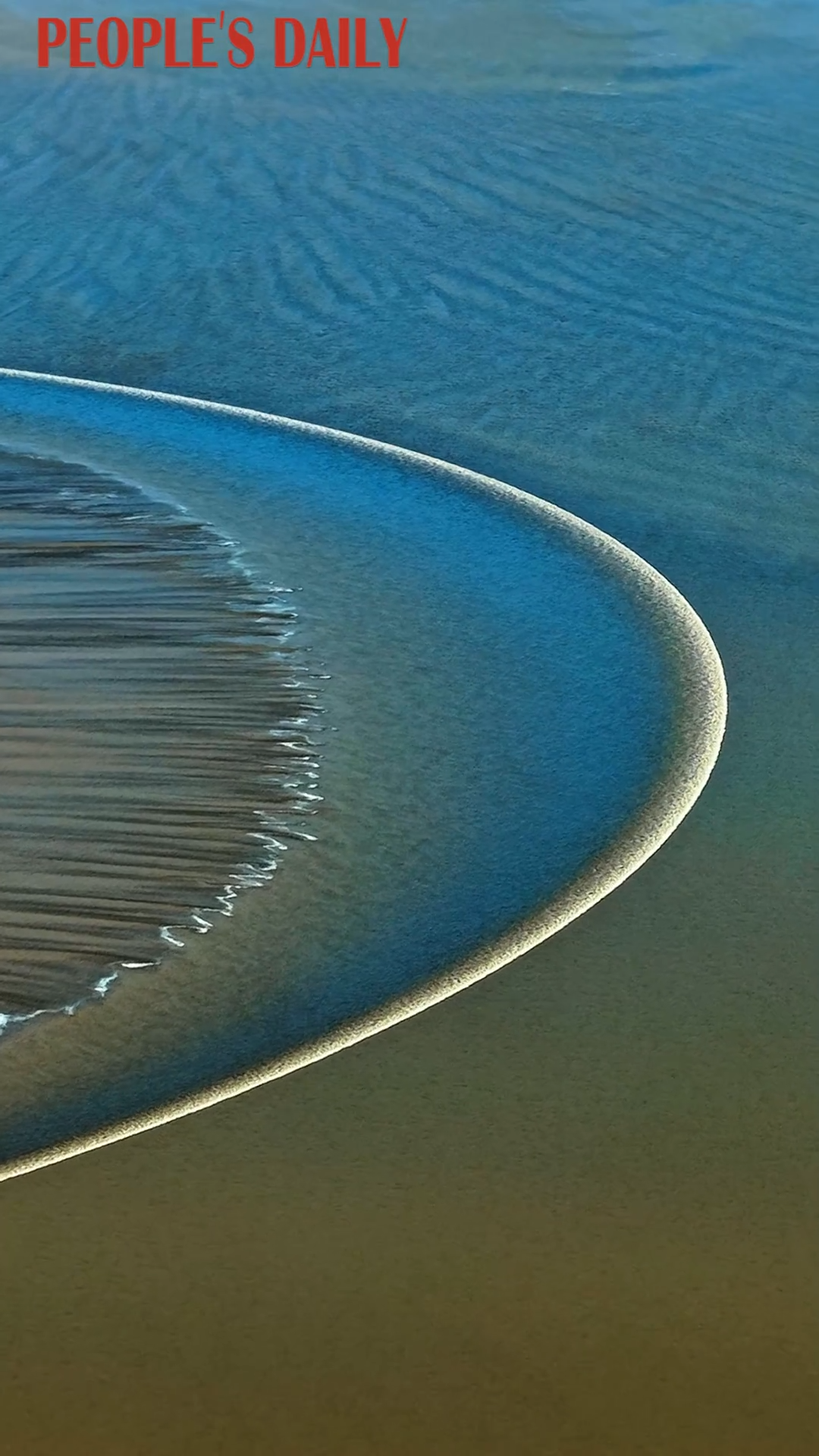 Qiantang River tidal bore forms a crescent-shaped arc