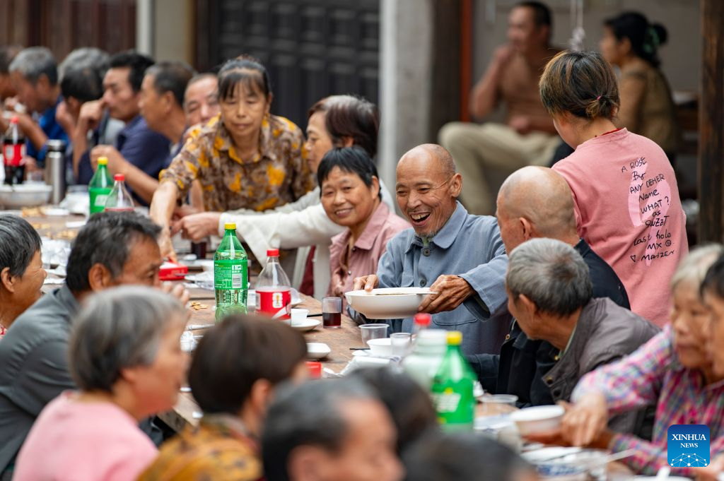Long-table banquet held in Lanxi, E China's Zhejiang to mark upcoming Double Ninth Festival