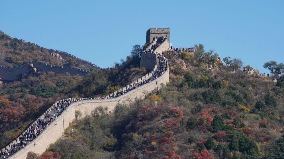 Tourists enjoy sightseeing at Badaling section of Great Wall in Beijing