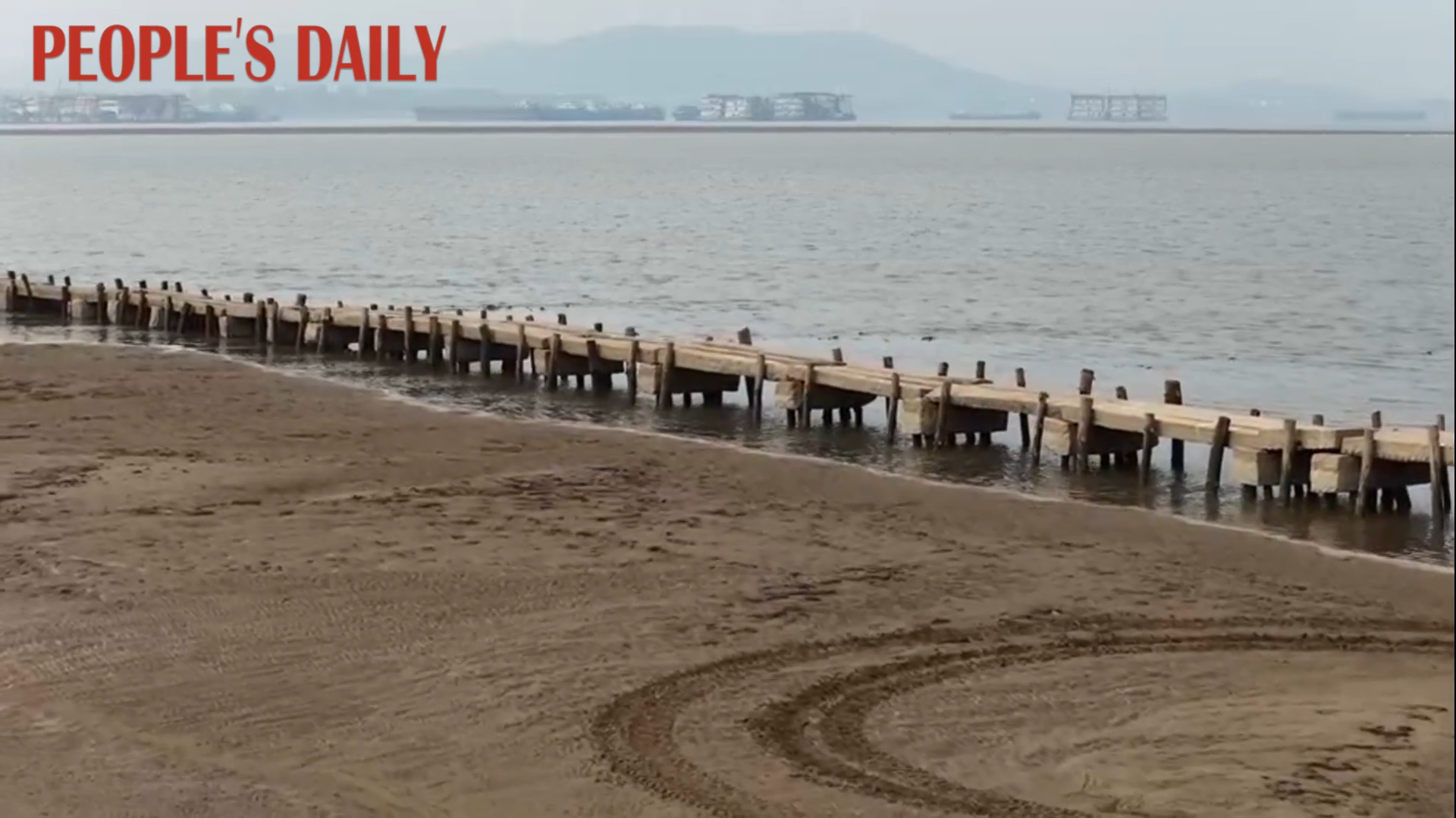 Centuries-old bridge reemerges from Poyang Lake