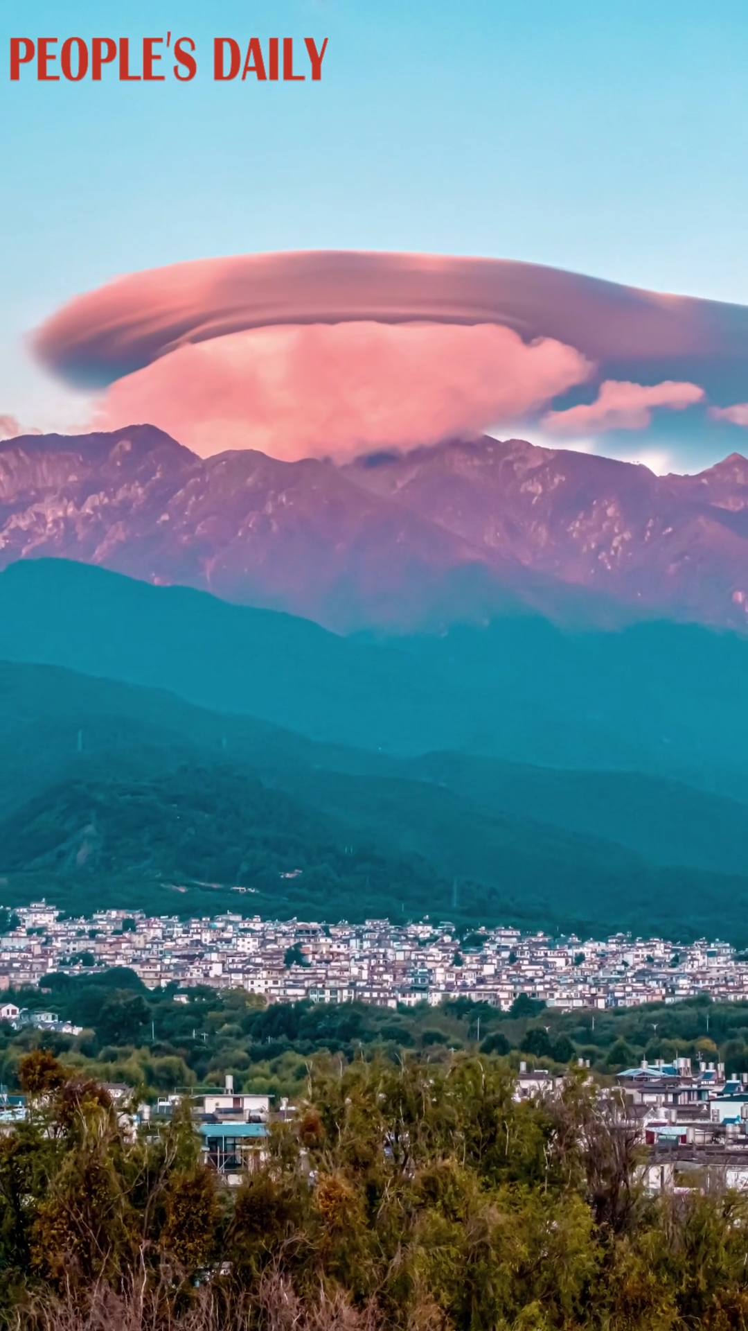 UFO-shaped cloud drifts over Cangshan Mountain in Yunnan