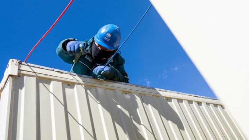 Power supply lines installed for prefabricated houses in quake-hit Baqen County, China's Xizang