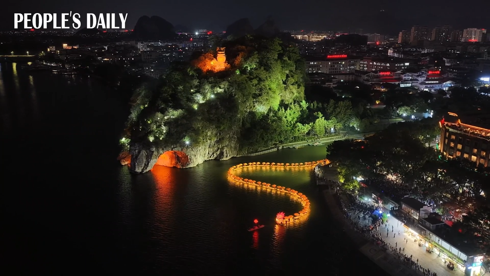 46 bamboo rafts form "golden dragon" on Lijiang River