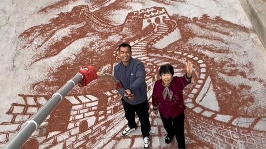 Grandson recreates the Great Wall with sorghum as a heartfelt gift for grandma
