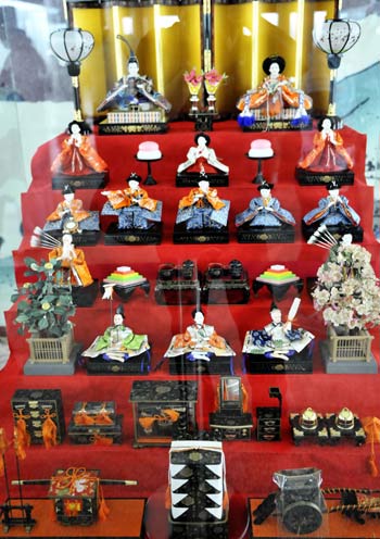 traditional japanese doll set