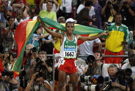 Ethiopian Bekele retains Olympic title in men\'s 10,000m race