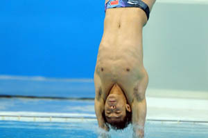 China\'s He Chong wins men\'s 3m springboard diving