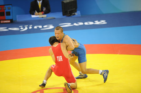 Sahin of Turkey wins men\'s freestyle 66kg wrestling gold