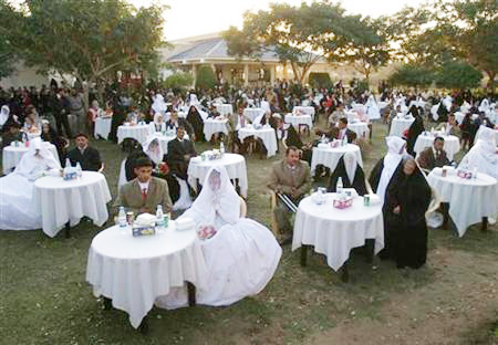 iraqi wedding iraqis wed lull violence most style make involving sit newlyweds ceremony mass