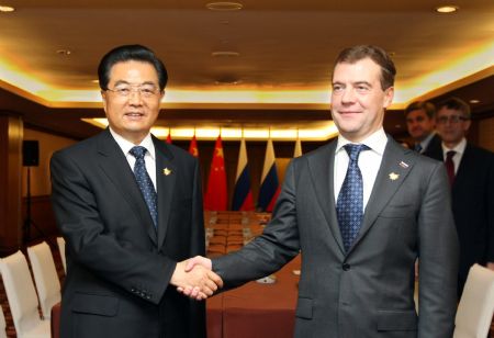 Chinese President Hu Jintao (L) meets with his Russian counterpart Dmitry Medvedev in Singapore, Nov. 14, 2009. 