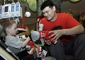 Yao visits children's hospital in Houston 