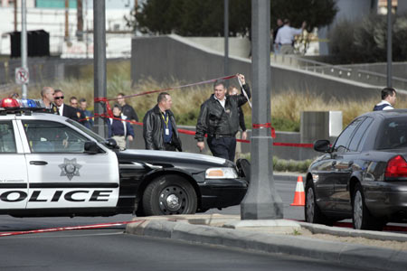 Court officer, gunman killed in Las Vegas shooting