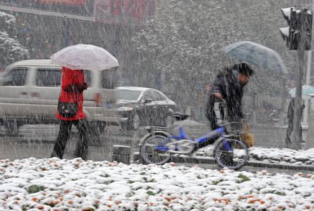 Snow hits south China's provinces, disrupting traffic