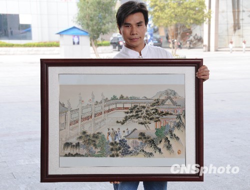 Chinese artist creates world's longest porcelain painting 
