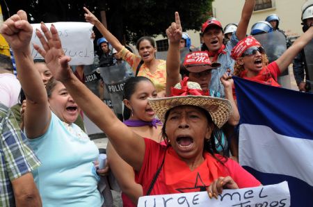 Zelaya followers protest in Tegucigalpa