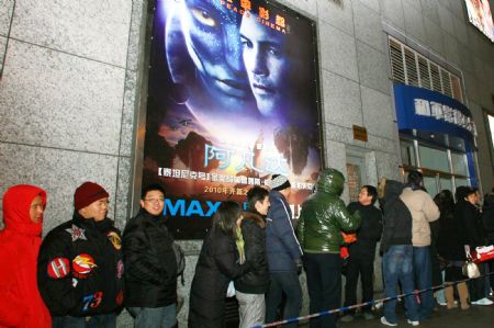 Shanghai citizens queue in rain for "Avatar"