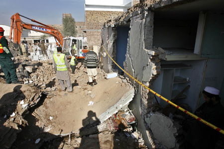 Bomb explodes in Pakistan's Peshawar 