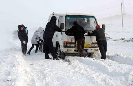 Snowstorm seriously affects traffic in N China's Inner Mongolia 