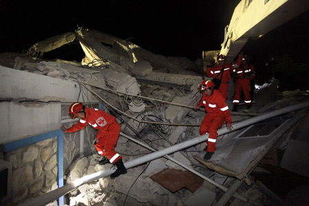 Chinese rescue team begin succor work in Haiti