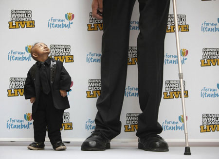 World's shortest man meets world's tallest man