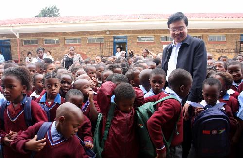 China donates funds, necessities to South African people