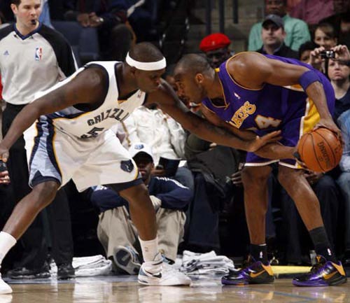Kobe becomes Lakers scoring leader in loss 