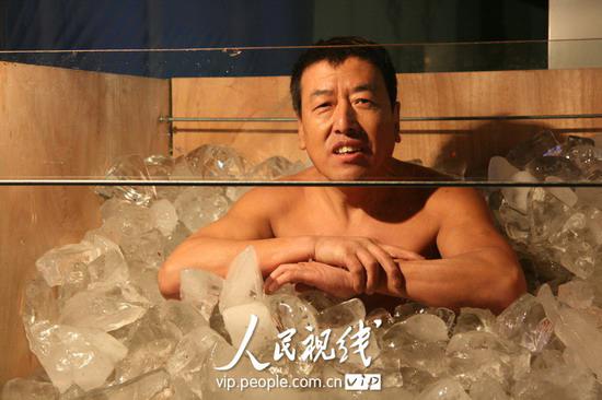 Legendary man stands in ice for 112 minutes setting record