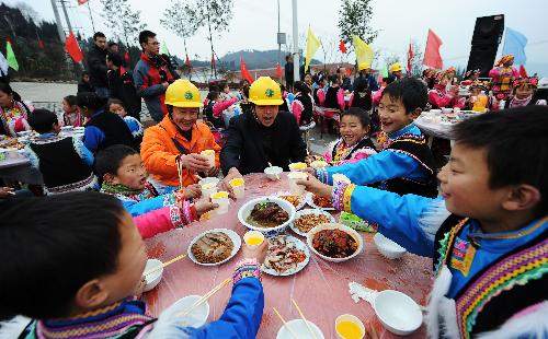 Quake-hit Sichuan holds thanksgiving banquet before Spring Festival