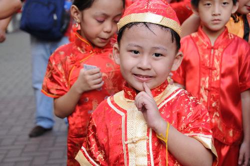 Philippines celebrate Chinese Lunar New Year with dragon dance (2