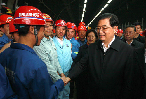 President Hu meets with tunnel construction workers in Xiamen