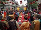 Crowded locals taste Spring Festival delicacies