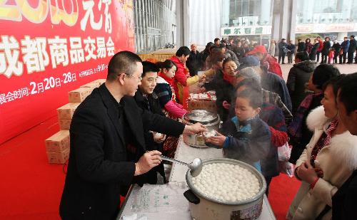 Locals queue for free Tangyuan in Chengdu 