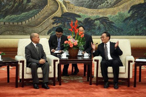 Top Chinese legislator pledges to further ties with Cambodia