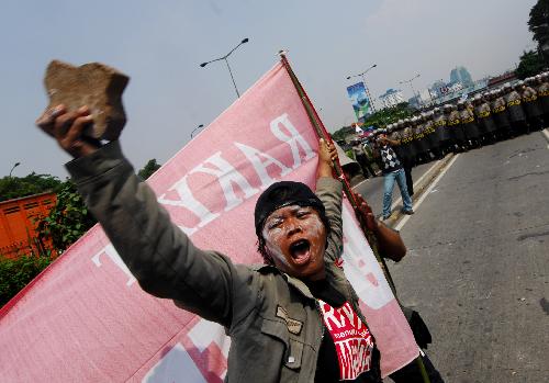 Controversial bank bail-out turns violent in Indonesia 