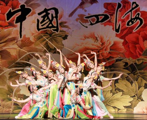 Chinese troupe performs in Toronto