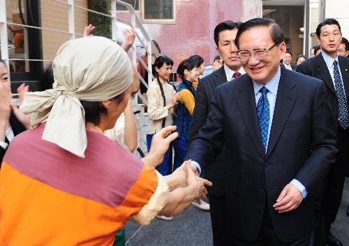 Chinese former state councilor visits Ballet Troupe in Tokyo 