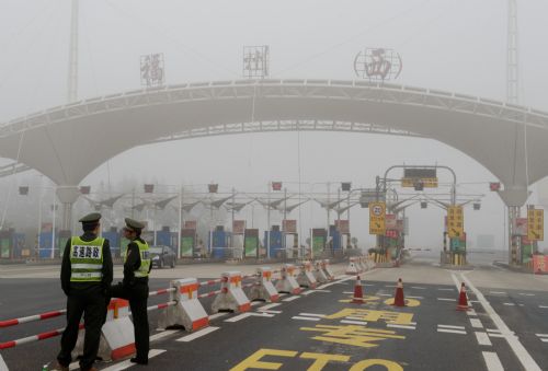 Heavy fog covers Fuzhou, highway closed