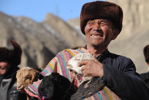 Electric trains help herders in Xinjiang migrate to spring pastures 