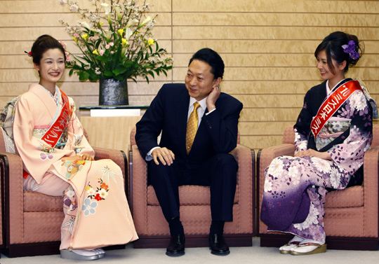 Japanese PM shares light moment with Miss Japan, Miss Kimono