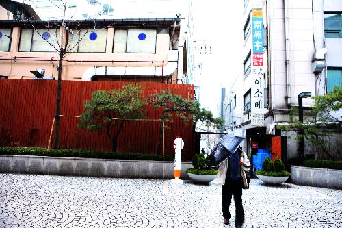 Snowfall, hail, storms continually visit Seoul in spring