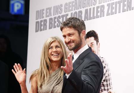 Jennifer and Gerard promote the movie "The Bounty Hunter" in Berlin