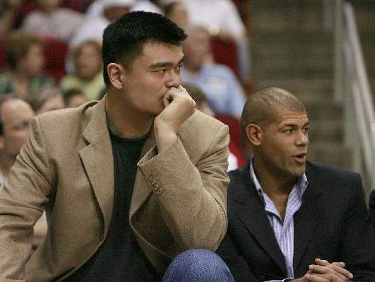 Yao Ming watches Rockets-Wizards game