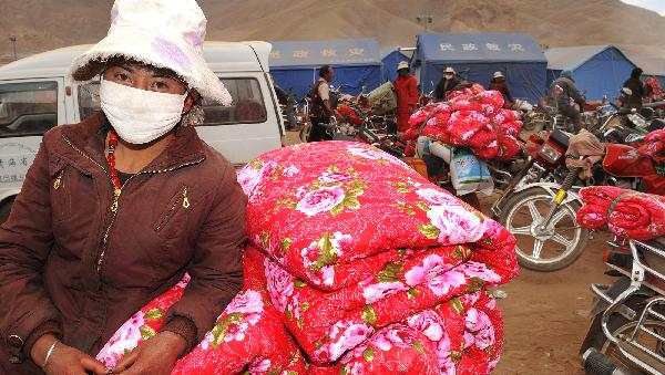Relief supplies handed out to quake victims in Yushu
